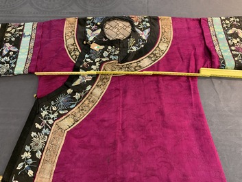 Une robe informelle Manchu en soie brod&eacute;e &agrave; fond rose, 19&egrave;me