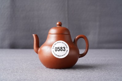 Een Chinese Yixing steengoed theepot met deksel, reli&euml;fmerk, 18/19e eeuw