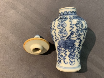 Un lot vari&eacute; de vases miniatures en porcelaine de Chine, Kangxi et apr&egrave;s