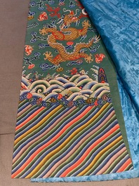 Une robe 'jifu' en soie brod&eacute;e &agrave; d&eacute;cor de dragons &agrave; cinq griffes sur fond turquoise, Chine, 19&egrave;me