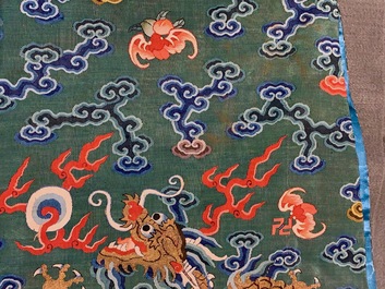 Une robe 'jifu' en soie brod&eacute;e &agrave; d&eacute;cor de dragons &agrave; cinq griffes sur fond turquoise, Chine, 19&egrave;me