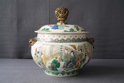 Un bol couvert en porcelaine de Chine famille verte &agrave; monture en bronze dor&eacute;, Kangxi
