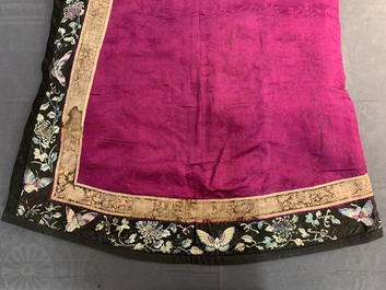 Une robe informelle Manchu en soie brod&eacute;e &agrave; fond rose, 19&egrave;me