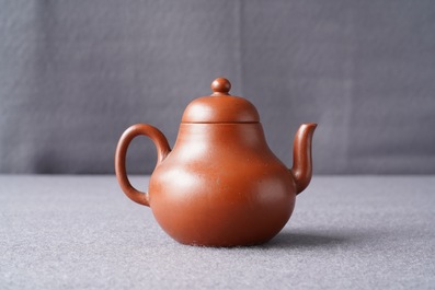 Een Chinese Yixing steengoed theepot met deksel, reli&euml;fmerk, 18/19e eeuw