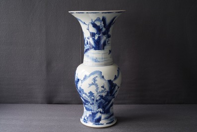 Een Chinese blauwwitte yenyen vaas met figuren in een landschap, Kangxi