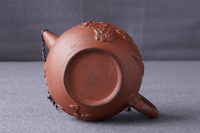 Een Delftse yixing-stijl theepot met zilveren montuur in rood aardewerk, 1e kwart 18e eeuw