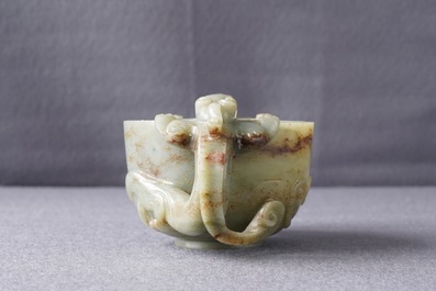 Een Chinese kop met chilong-grepen in celadon en bruine jade, wellicht vroege Qing