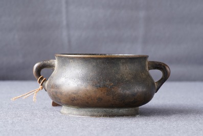 Een Chinese met goud bespatte bronzen wierookbrander, Xuande merk, 18e eeuw