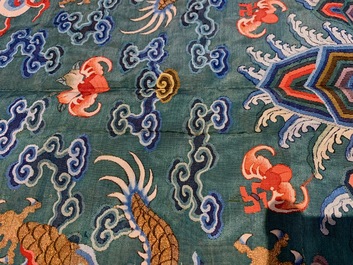 Een Chinese zijden 'jifu' mantel met vijfklauwige draken met turquoise fondkleur, 19e eeuw