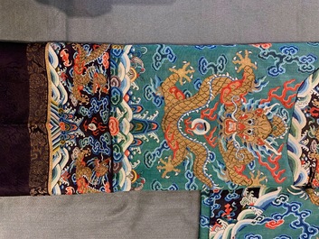 Une robe 'jifu' en soie brod&eacute;e &agrave; d&eacute;cor de dragons &agrave; cinq griffes sur fond turquoise, Chine, 19&egrave;me