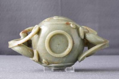 Een Chinese kop met chilong-grepen in celadon en bruine jade, wellicht vroege Qing