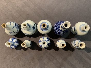 Dix vases miniatures en porcelaine de Chine bleu et blanc, Kangxi