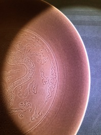 Un plat en porcelaine de Chine aubergine monochrome &agrave; d&eacute;cor incis&eacute; d'un dragon, marque et &eacute;poque de Jiaqing