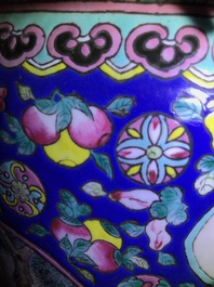 Une paire et deux vases en porcelaine de Chine famille rose, 19&egrave;me