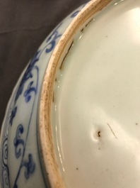 Un plat en porcelaine de Chine bleu et blanc &agrave; d&eacute;cor des 'huit trigrammes', Ming