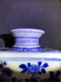 Een paar vierkante Chinese blauwwitte theebussen met Lange Lijzen, Yu merk, Kangxi