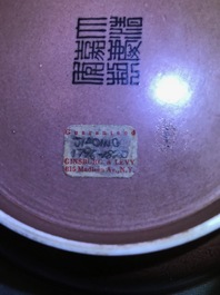 Een Chinese monochrome aubergine schotel met onderglazuur drakendecor, Jiaqing merk en periode