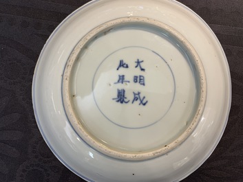 Une paire d'assiettes en porcelaine de Chine bleu et blanc, marque de Chenghua, Wanli