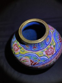 Un petit vase couvert en &eacute;maux de P&eacute;kin, marque et poss. &eacute;poque de Qianlong