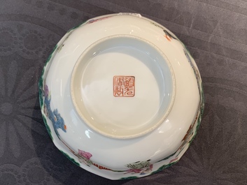 Een Chinese octagonale famille rose kom met figuren in een landschap, Daoguang merk en periode