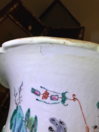 Un grand vase en porcelaine de Chine famille rose &agrave; d&eacute;cor d'immortels, 19&egrave;me