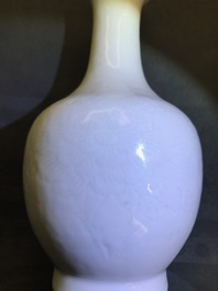 Een Chinese flesvormige blanc de Chine vaas met onderglazuur floraal decor, ca. 1900