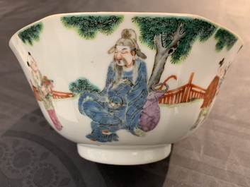 Een Chinese octagonale famille rose kom met figuren in een landschap, Daoguang merk en periode