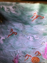 Une coupe sur piedouche en porcelaine de Chine &agrave; d&eacute;cor de dragons, marque et &eacute;poque de Jiaqing