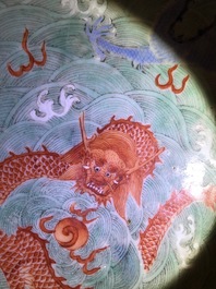 Een Chinese keizerlijke vierlobbige 'draken' kom op voet, Jiaqing merk en periode