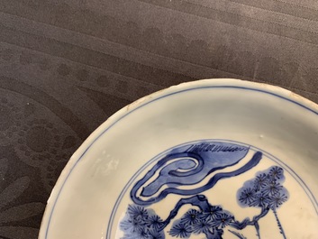 Een paar Chinese blauwwitte 'Drie vrienden van de winter' borden, Chenghua merk, Wanli