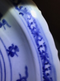 Een Chinese blauwwitte 'acht trigrammen' schotel, Ming