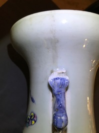 Deux vases en porcelaine de Chine bleu et blanc et famille rose, 19&egrave;me