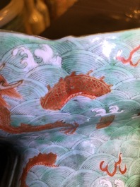 Een Chinese keizerlijke vierlobbige 'draken' kom op voet, Jiaqing merk en periode