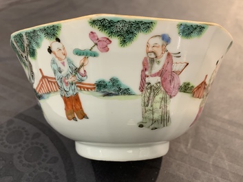 Een Chinese octagonale famille rose kom met figuren in een landschap, Daoguang merk en periode