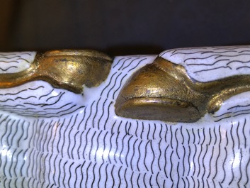 Een paar Chinese cloisonn&eacute; en verguld bronzen modellen van rammen, Qianlong