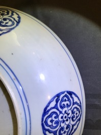 Een Chinese blauwwitte schotel met een gevleugelde draak, Xuande merk, Ming