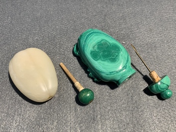 Quinze tabati&egrave;res en jade, agate, malachite et autres pierres, 18/20&egrave;me