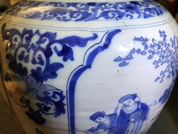 Un vase &agrave; d&eacute;cor de chinoiserie en fa&iuml;ence de Delft en bleu et blanc, fin du 17&egrave;me