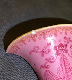Une paire de vases &agrave; suspendre en porcelaine de Chine famille rose, Qianlong