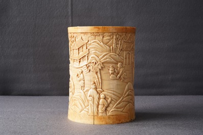 Un pot &agrave; pinceaux en ivoire sculpt&eacute; &agrave; d&eacute;cor des 'Sept sages de la for&ecirc;t de bambous', 18&egrave;me