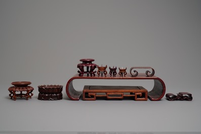 Un ensemble de socles en bois sculpt&eacute;, Chine, 19/20&egrave;me