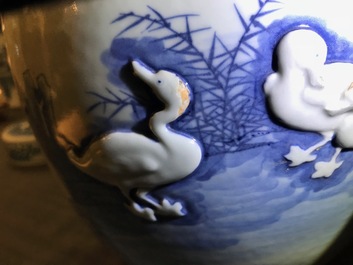 Un pot couvert en porcelaine de Chine bleu et blanc &agrave; d&eacute;cor de canards en relief, 19&egrave;me