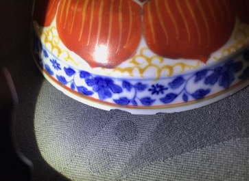 Un bol couvert sur pr&eacute;sentoir en porcelaine de Chine, Qianlong/Jiaqing