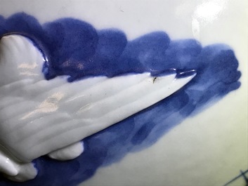 Un pot couvert en porcelaine de Chine bleu et blanc &agrave; d&eacute;cor de canards en relief, 19&egrave;me