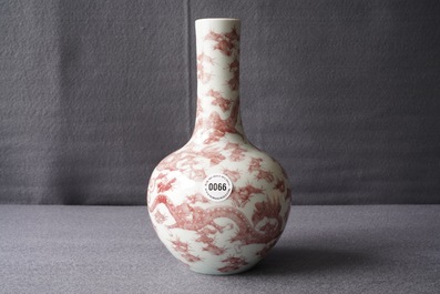 Een Chinese onderglazuur rode flesvormige 'draken' vaas, 19/20e eeuw