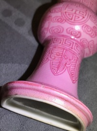 Une paire de vases &agrave; suspendre en porcelaine de Chine famille rose, Qianlong