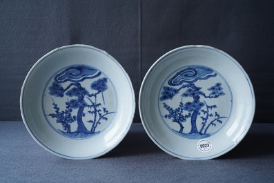Une paire d'assiettes en porcelaine de Chine bleu et blanc, marque de Chenghua, Wanli