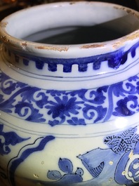 Un vase &agrave; d&eacute;cor de chinoiserie en fa&iuml;ence de Delft en bleu et blanc, fin du 17&egrave;me