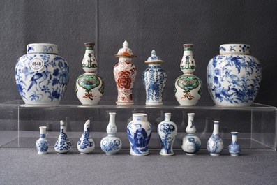 Een collectie diverse Chinese miniatuur vaasjes, Kangxi en later