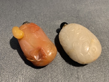 Vijftien diverse Chinese snuifflessen in jade, agaat, malachiet en andere hardsteen, 18/20e eeuw